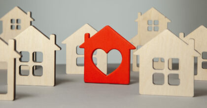 Search and selection of homes for purchase or rent. Many house models and one red with heart